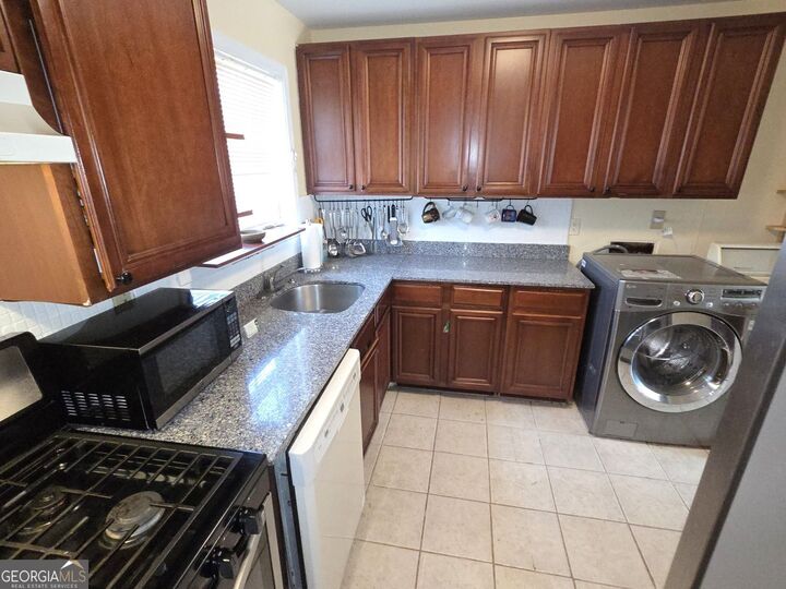 Property Photo:  5617 Kingsport Drive NE  GA 30342 
