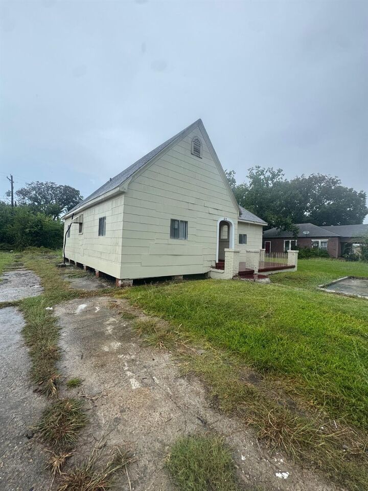 Property Photo: 2217 Rev Dr Ransom Howard Street TX 77640