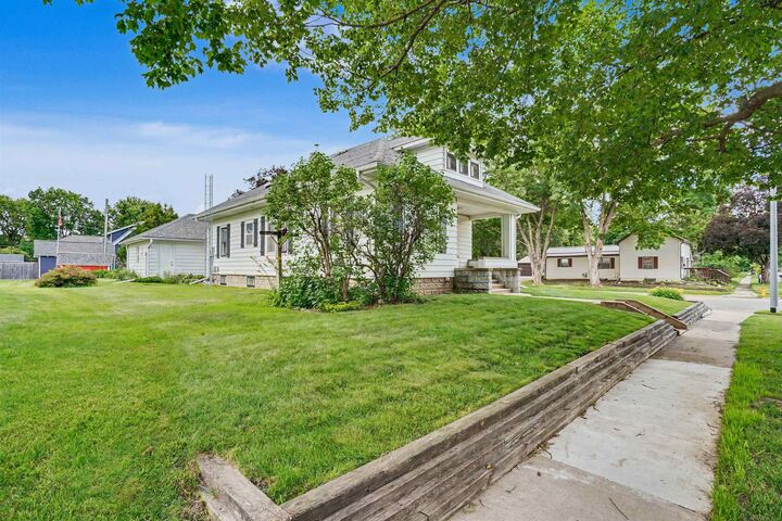 Property Photo:  402 NW 4th Avenue  IA 50677 