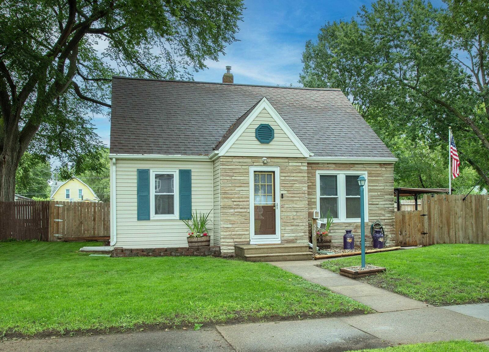 Property Photo:  523 Archer Avenue  IA 50703 