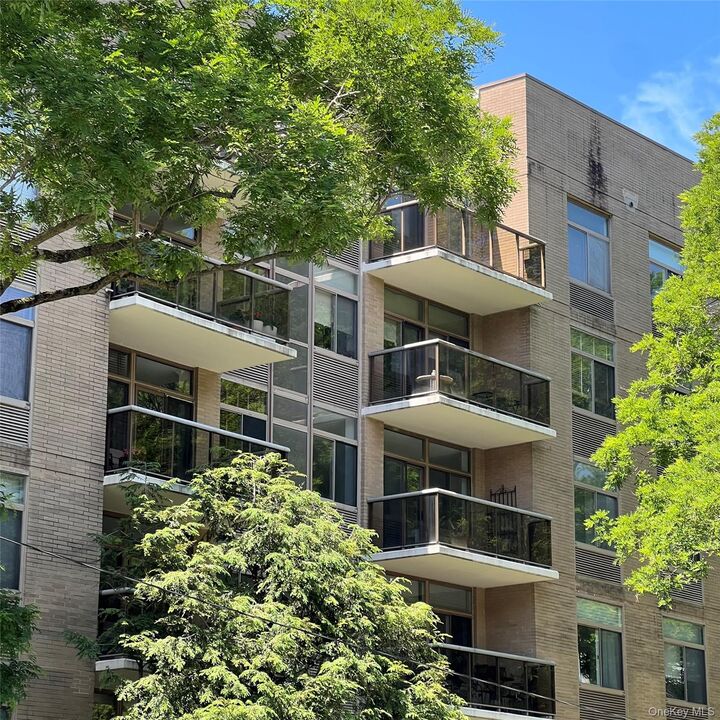 Property Photo:  35 N Chatsworth Avenue 1J  NY 10538 