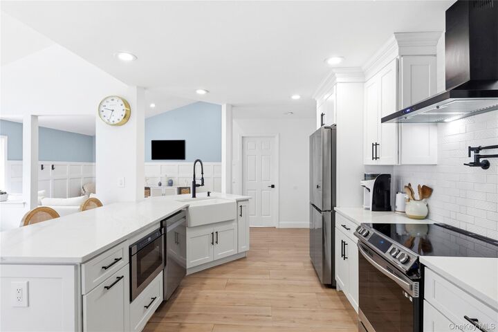 Property Photo:  18 Ashford Drive  NY 11716 