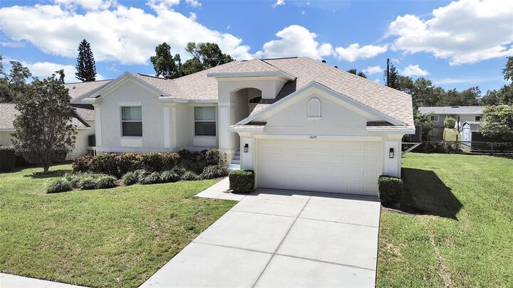 Property Photo:  1025 Lake Avoca Place  FL 34689 