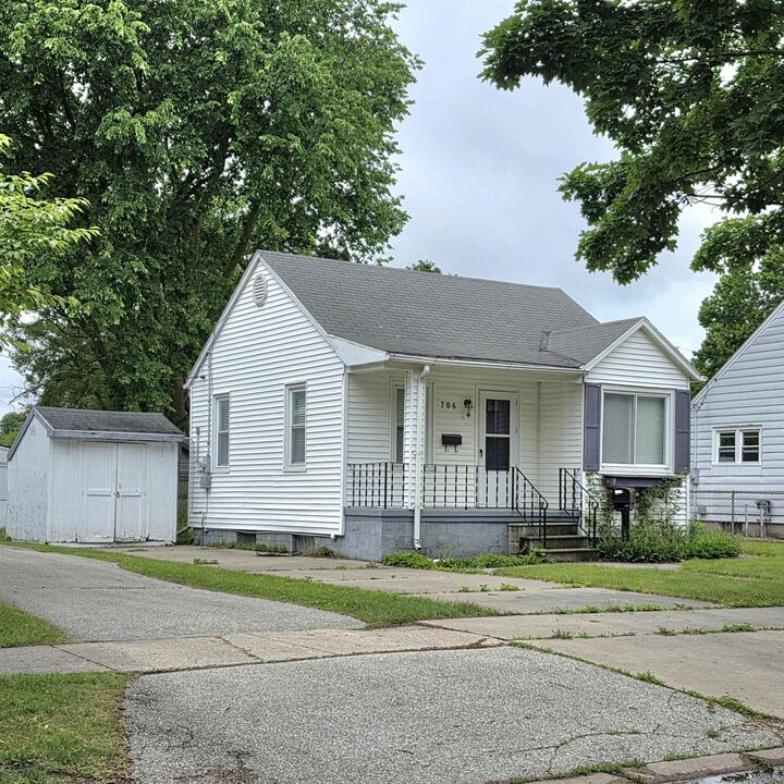 Property Photo: 706 Oak Street MI 48732