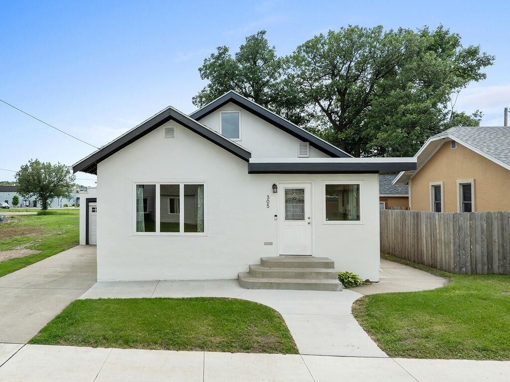 Property Photo: 305 NW 5th Ave ND 58703