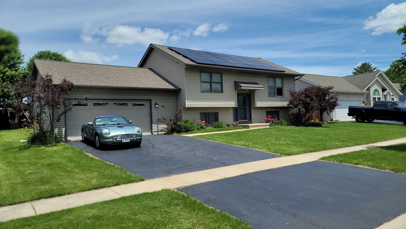 Property Photo:  715 Cherry Tree Lane  IL 60135 