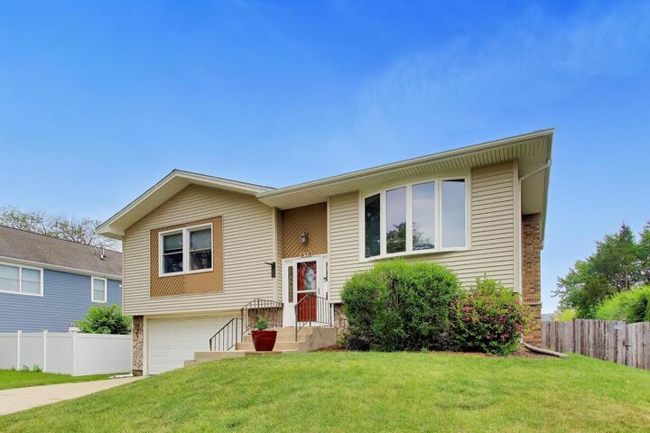 Property Photo:  650 Nassau Drive  IL 60172 