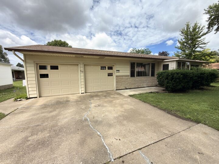 Property Photo:  315 Mecherle Drive  IL 61701 