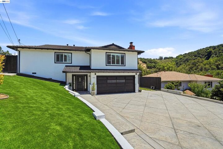 Property Photo: 3910 Oak Hill Rd CA 94605