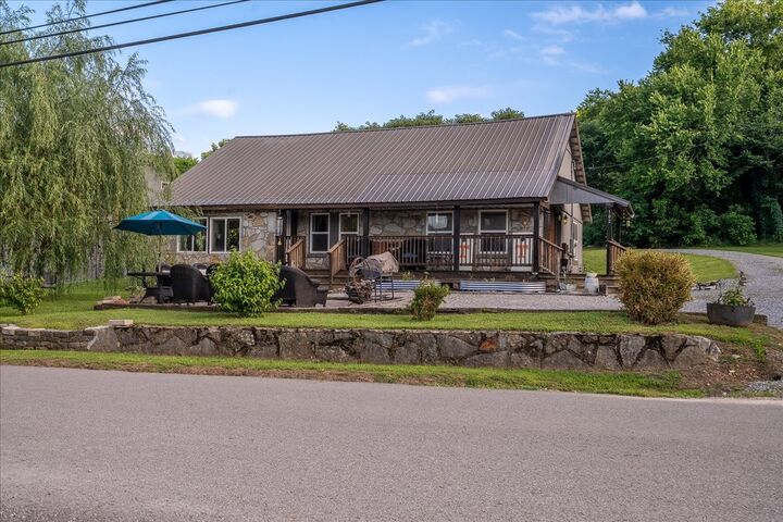 Property Photo: 102 Church St TN 37144
