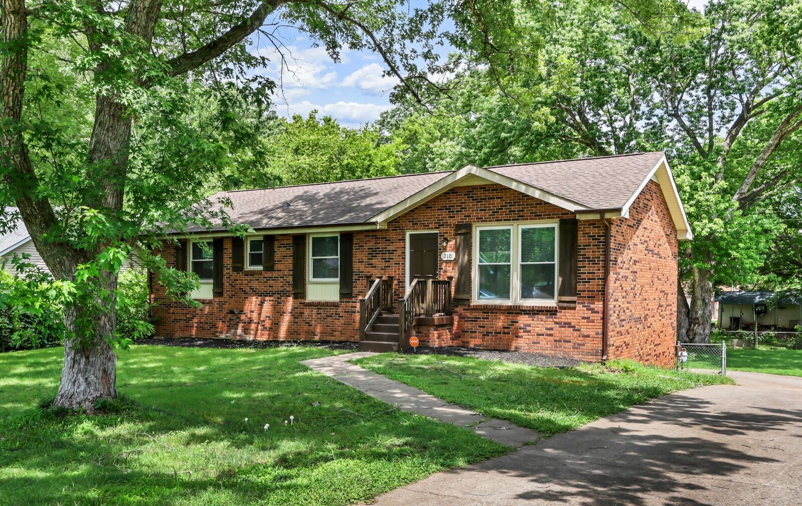 Property Photo:  210 Maplewood Dr  TN 37042 