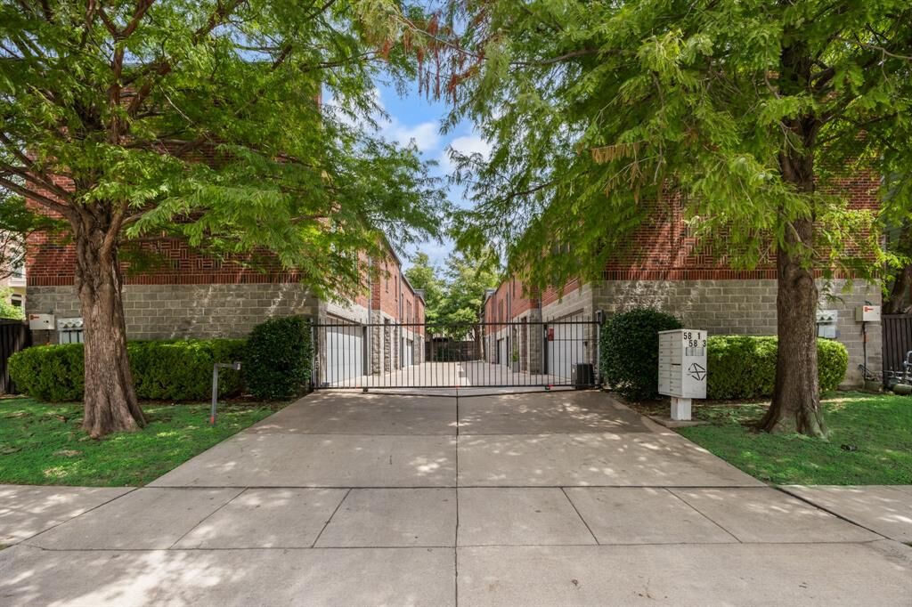 Property Photo: 5801 Ross Avenue B TX 75206
