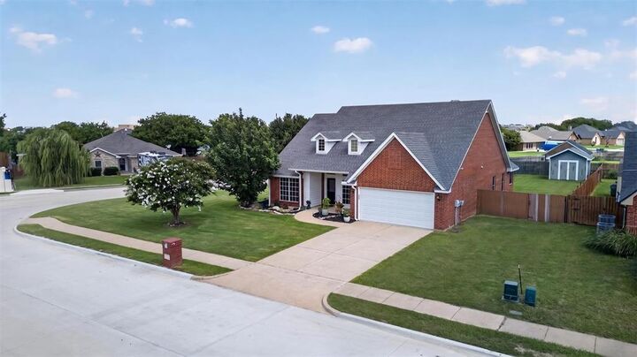 Property Photo: 100 Radecke Road TX 76249