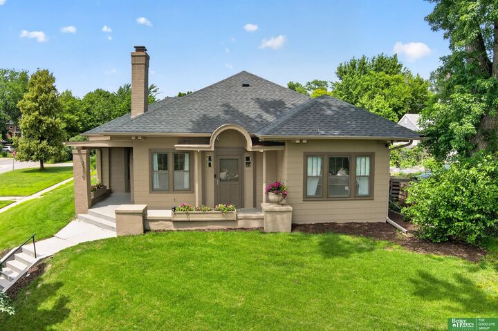 Property Photo: 2370 Fontenelle Boulevard NE 68104
