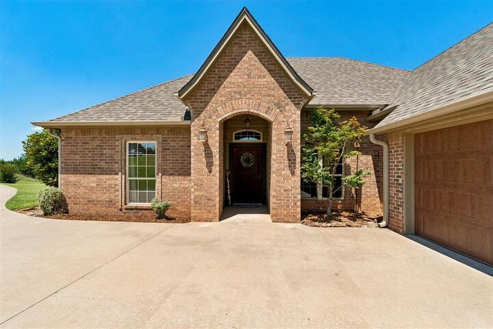 Property Photo: 1609 Willow Road OK 73010