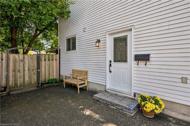 Property Photo:  124 Sanderson Drive  ON N1H 7L9 