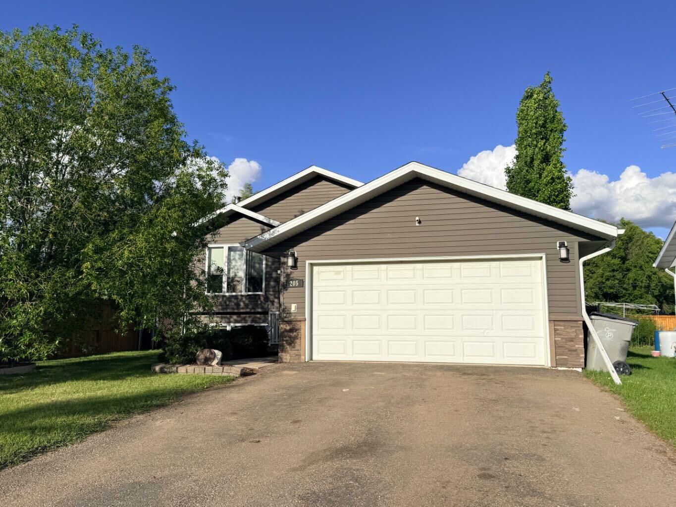 Property Photo:  205 4 Street W  SK S0M 1H0 