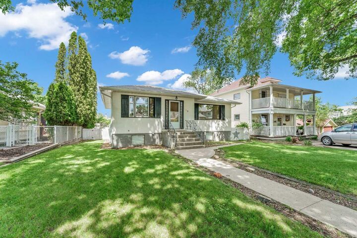 Property Photo:  530 7 Street SE  AB T1A 1K3 