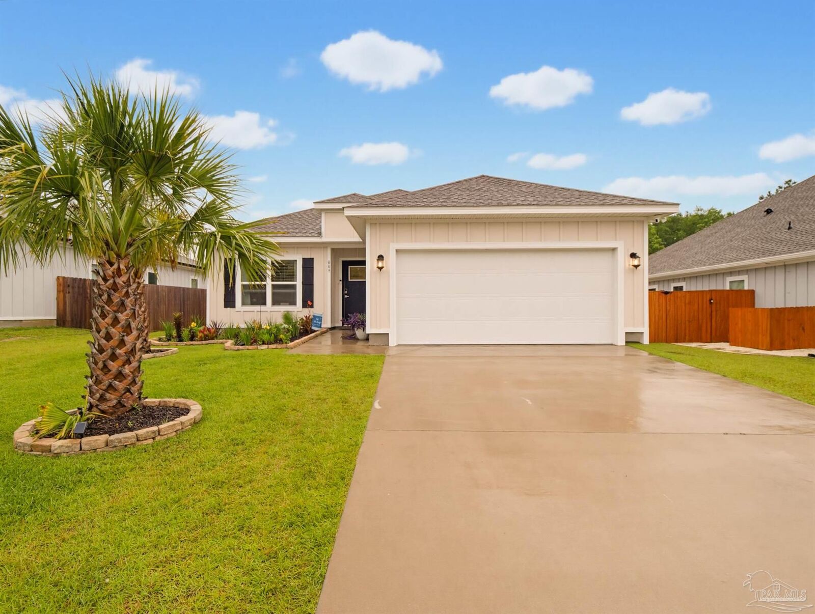 Property Photo: 889 Windhill Dr FL 32533