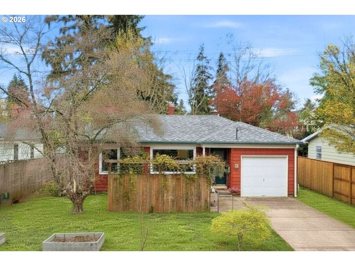 Property Photo:  5823 SE Insley St  OR 97206 