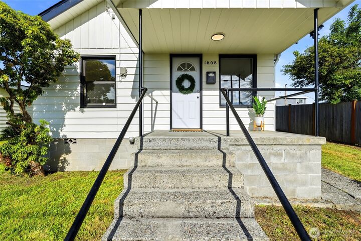 Property Photo: 1608 Cedar Street WA 98201