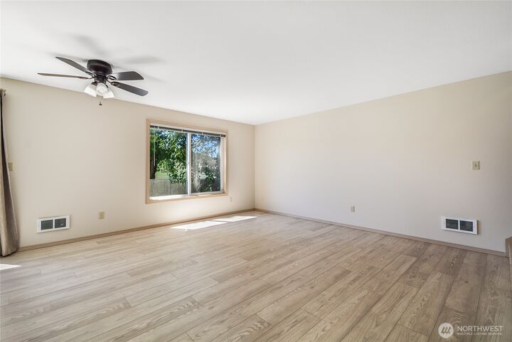 Property Photo:  4604  76 Avenue NE Unit 6  WA 98270 