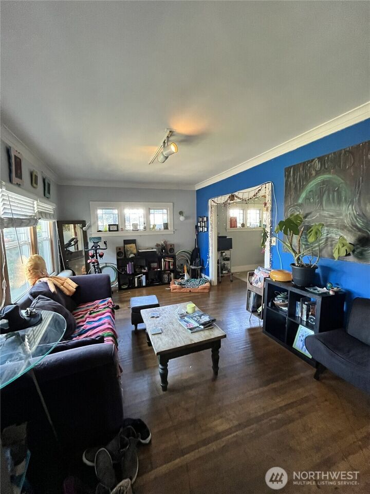 Property Photo: 1010 Bellevue Court E WA 98102