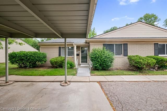 Property Photo:  26596 Franklin Pointe Drive  MI 48034 