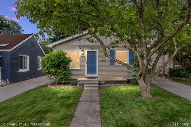 Property Photo:  2050 Ridgemont Road  MI 48236 