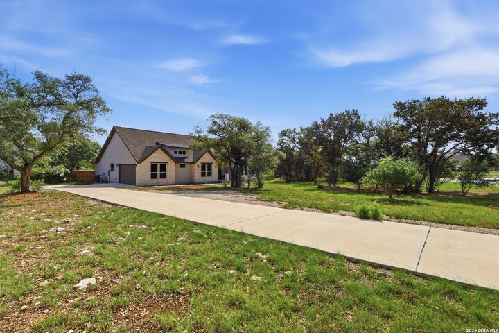 Property Photo: 860 Rayner Ranch TX 78070