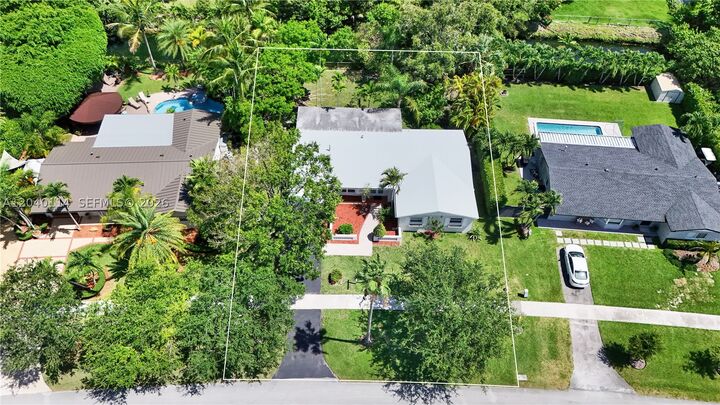 Property Photo: 10435 SW 96th St FL 33176