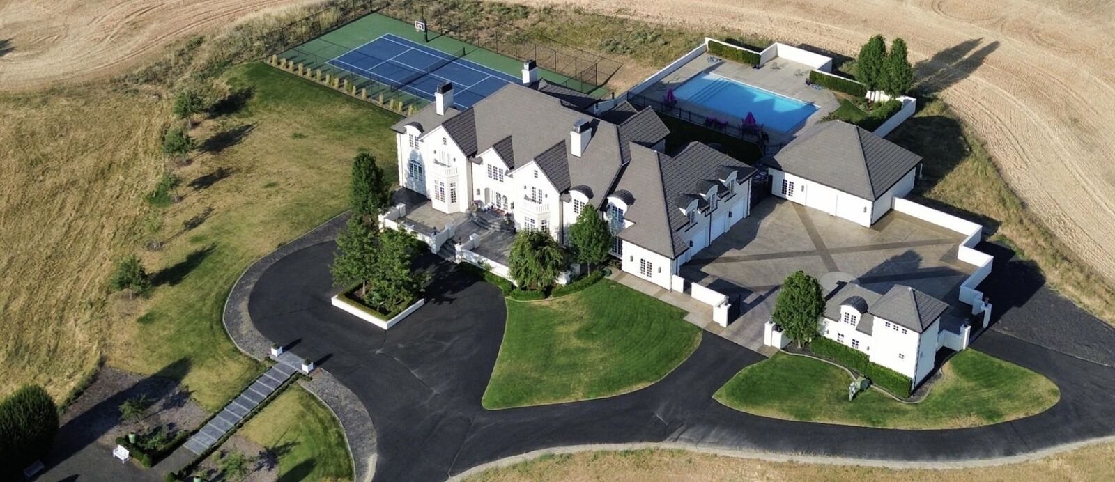 Property Photo:  