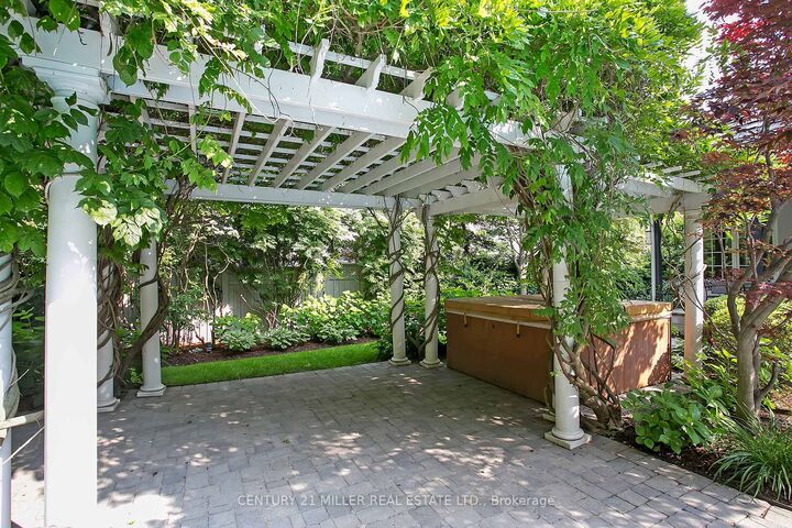 Property Photo:  122 Lisonally Court  ON L6L 6P2 