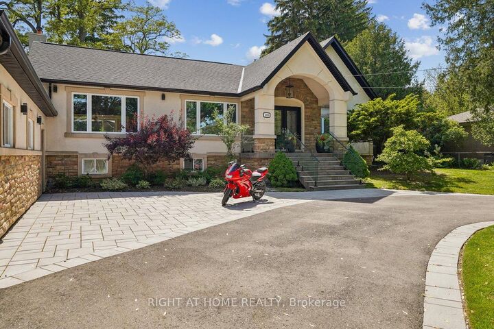 Property Photo: 2090 Stonehouse Crescent ON L5H 3J1