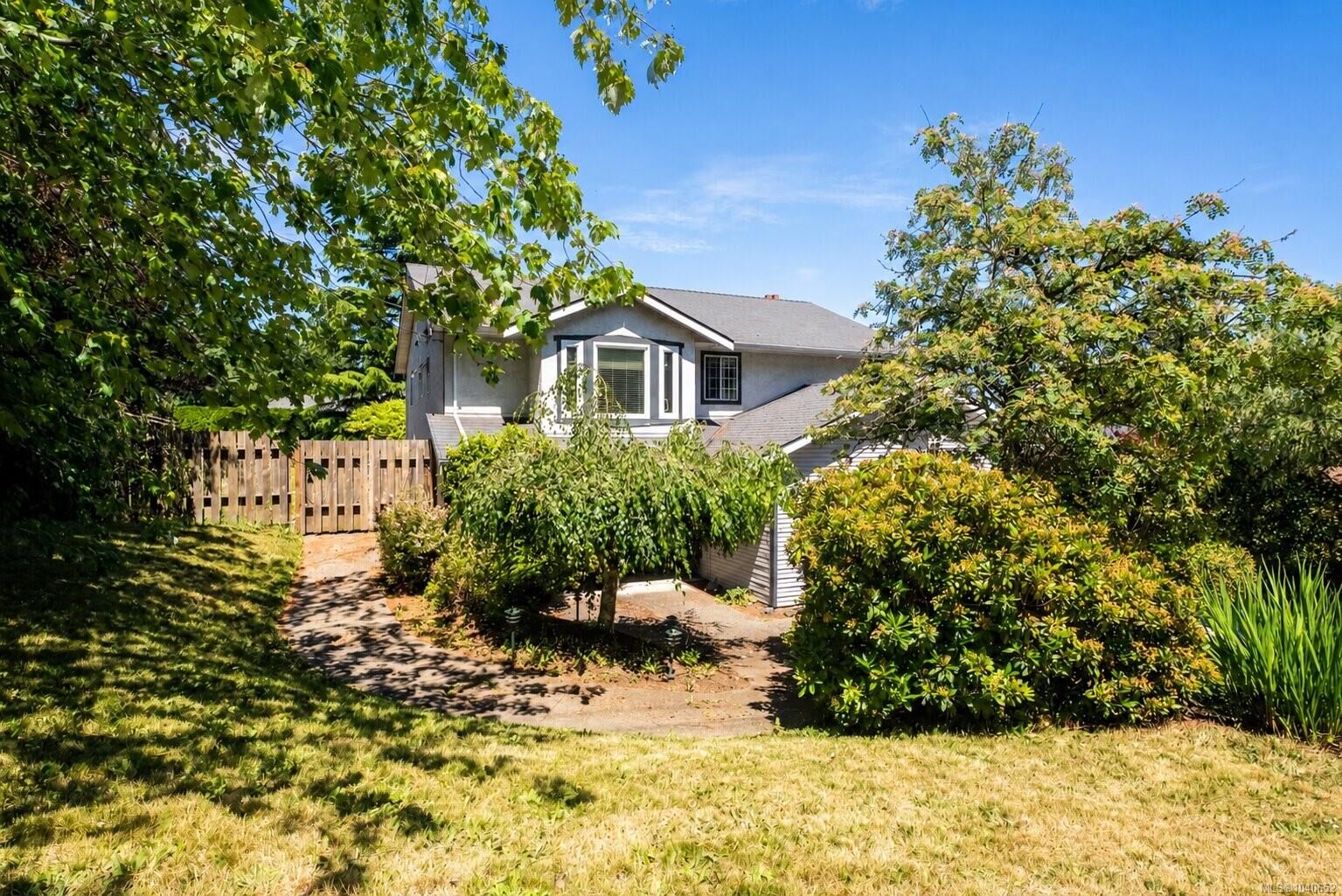 Property Photo:  2162 Stelly's Cross Rd  BC V8M 1M3 