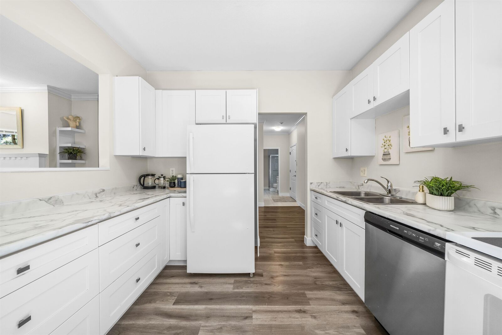 Property Photo: 6688 Burlington Avenue 105 BC V5H 3M9
