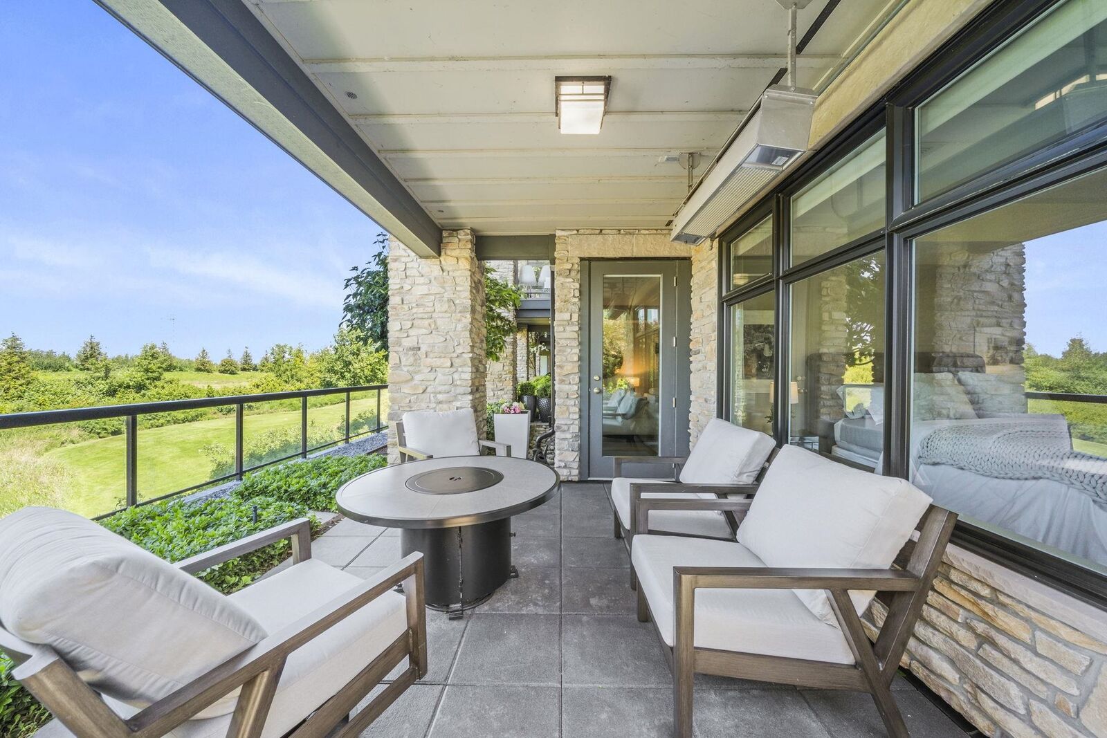 Property Photo: 4977 Springs Boulevard 105 BC V4M 0C1