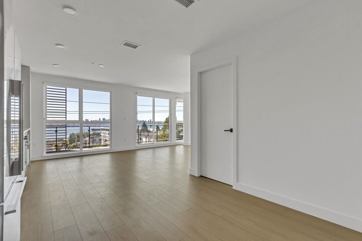 Property Photo: 422 E 3rd Street 401 BC V7L 0K1