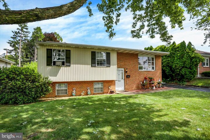 Property Photo:  6250 Huntingdon Street  PA 17111 