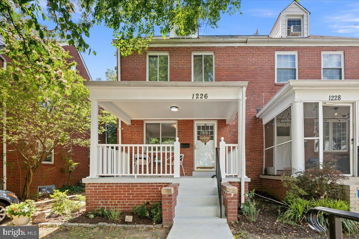 Property Photo: 1226 N Lincoln Street VA 22201