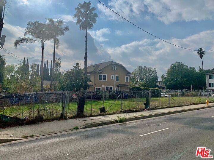 Property Photo:  250 N Wilton Pl  CA 90004 