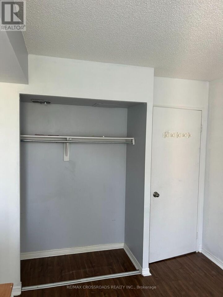 Property Photo: 91 Townsgate Drive 1012 ON L4J 8E8