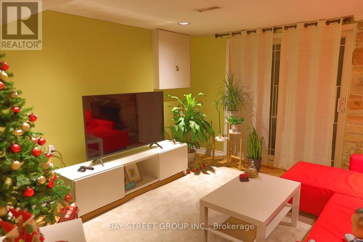 Property Photo: 27 Stornoway Crescent ON L3T 3X8