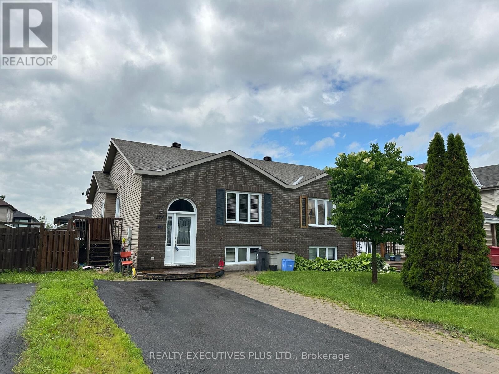 Property Photo: 277 Trillium Circle ON K0A 3K0