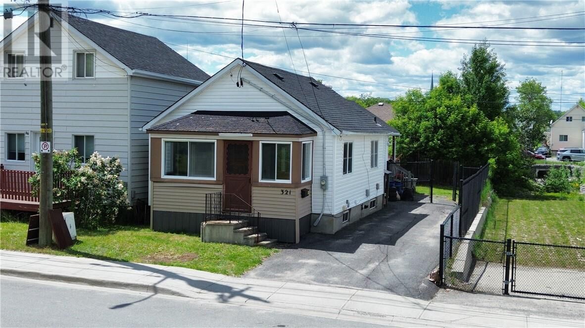 Property Photo:  321 Mountain Street  ON P3B 2T8 