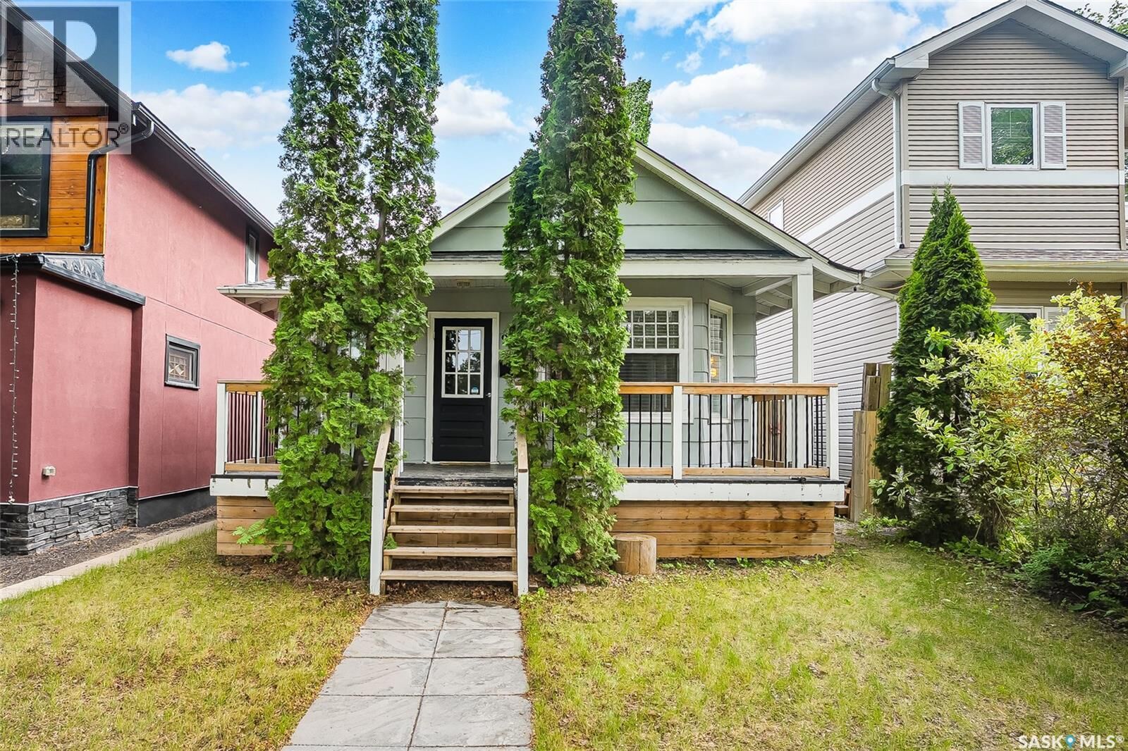Property Photo: 902 10th Street E SK S7H 0H5