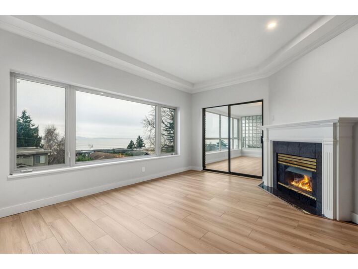 Property Photo: 15176 Buena Vista Avenue 204 BC V4B 1Y3