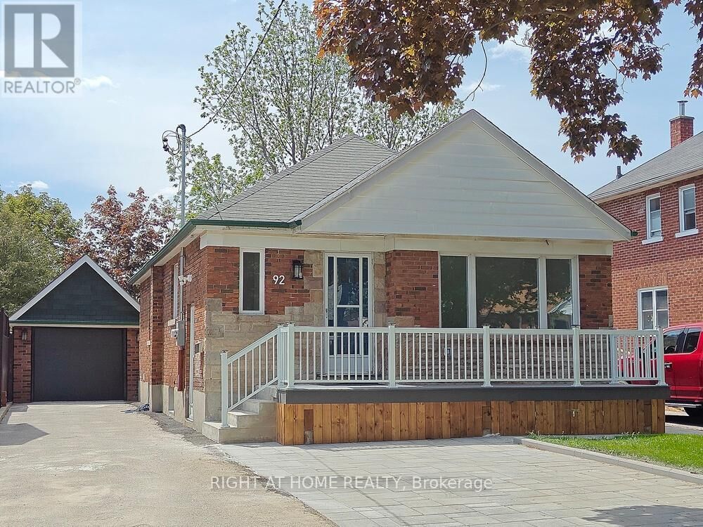 Property Photo:  92 Cadillac Avenue South Upper  ON L1H 5Z2 