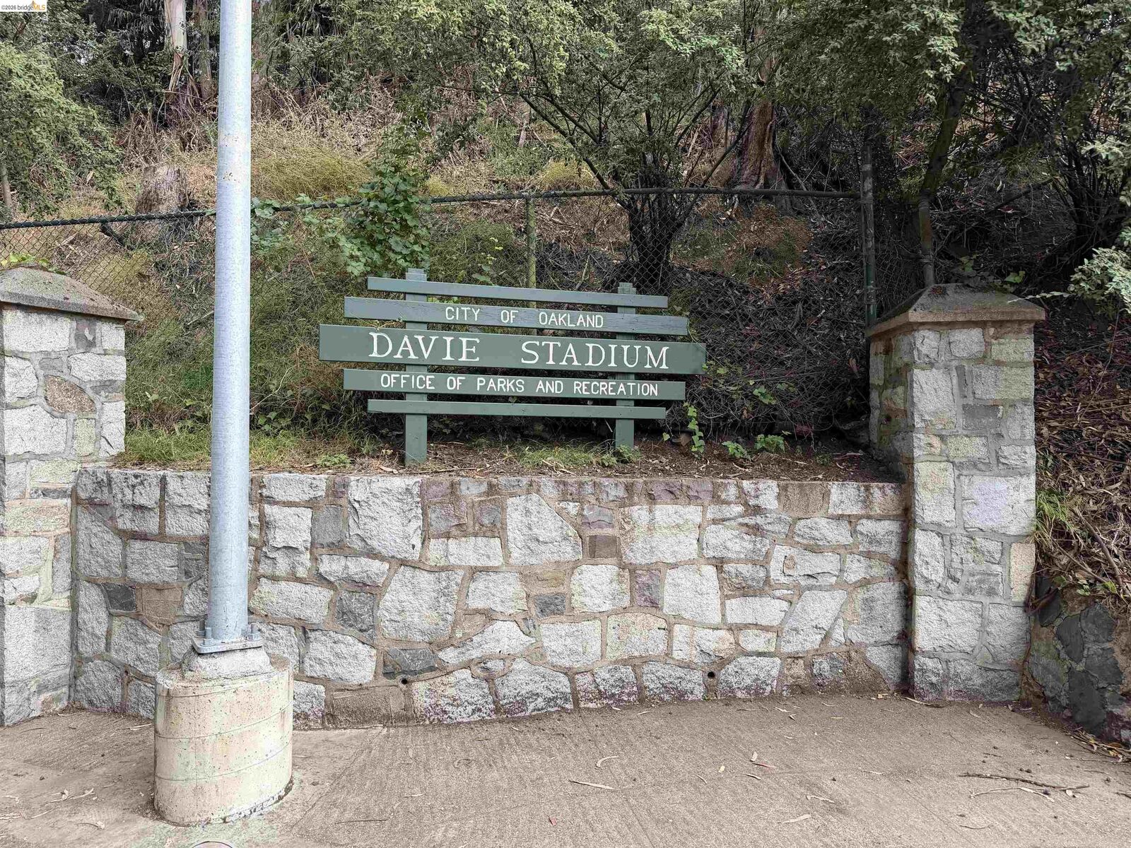 Property Photo:  195 Oak Rd  CA 94610 