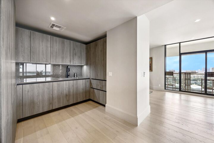 Property Photo:  1701 Hermann Drive 22ce  TX 77019 